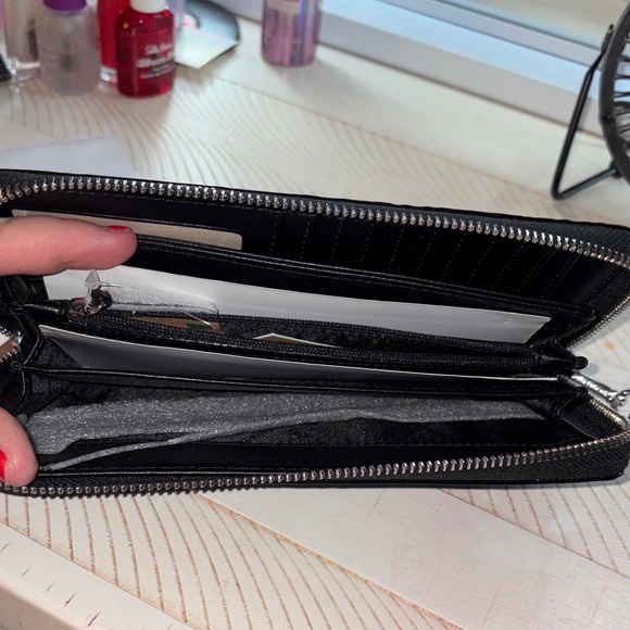 Jet Set Large Logo Wallet - Picture 7 of 10